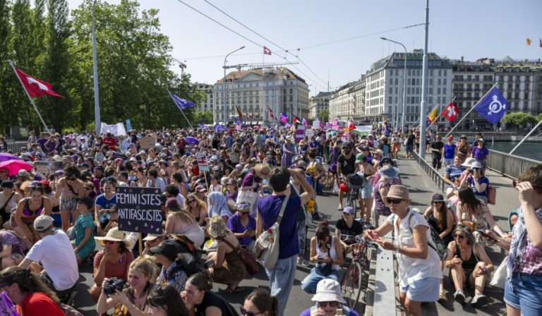 FRAUENSTREIKTAG, FRAUENSTREIKTAG, FRAUENDEMONSTRATION, FRAUENKUNDGEBUNG, FRAUENBEWEGUNG, FRAUENRECHTE, GLEICHBERECHTIGUNG, FEMINISMUS, EMANZIPATION, LOHNGLEICHHEIT, PENSIONSALTER, FORDERUNG,